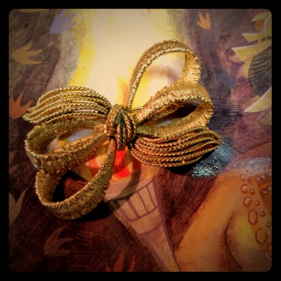 Monet Jewelry - 3/$20 VTG 💋 BSK Golden🌟Bow Brooch